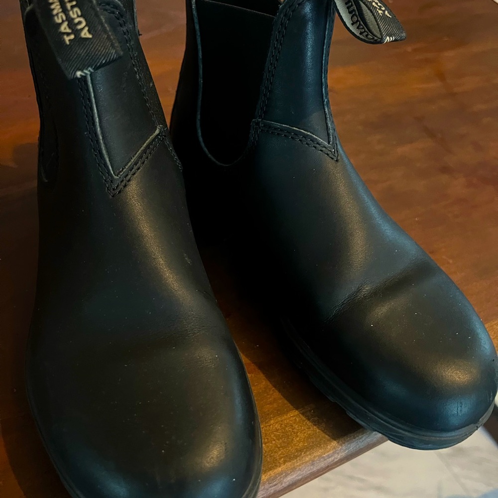 Barely worn black blundstones